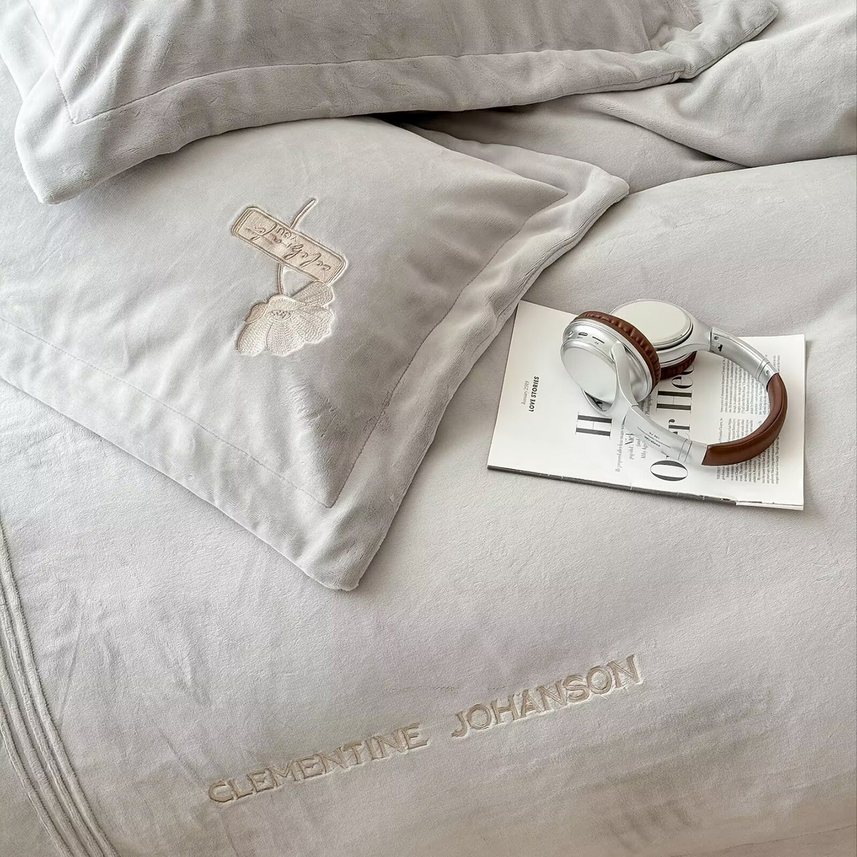 91家纺网 家纺一手货源 找家纺 玖玖爱家纺 2025新款牛奶绒加厚全工艺同色绣花四件套-银杏知秋 银杏知秋-浅灰