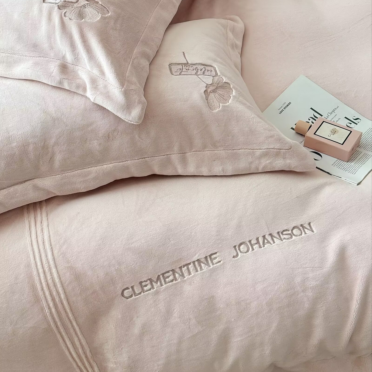 91家纺网 家纺一手货源 找家纺 玖玖爱家纺 2025新款牛奶绒加厚全工艺同色绣花四件套-银杏知秋 银杏知秋-玉粉