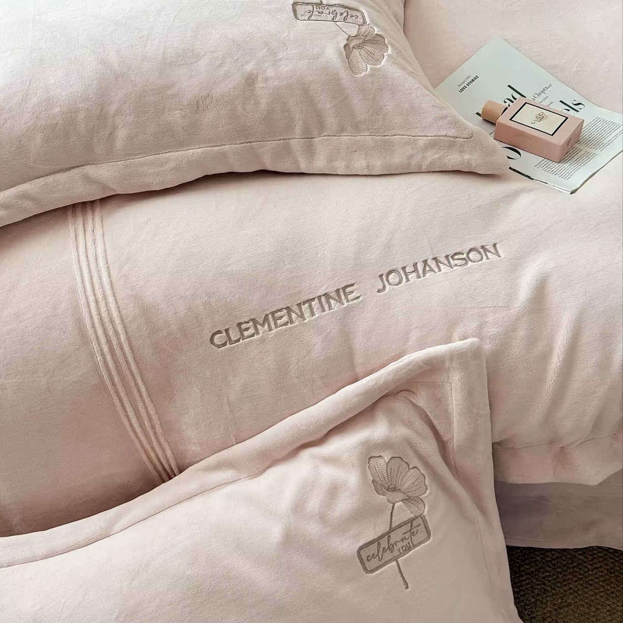 91家纺网 家纺一手货源 找家纺 玖玖爱家纺 2025新款牛奶绒加厚全工艺同色绣花四件套-银杏知秋 银杏知秋-玉粉