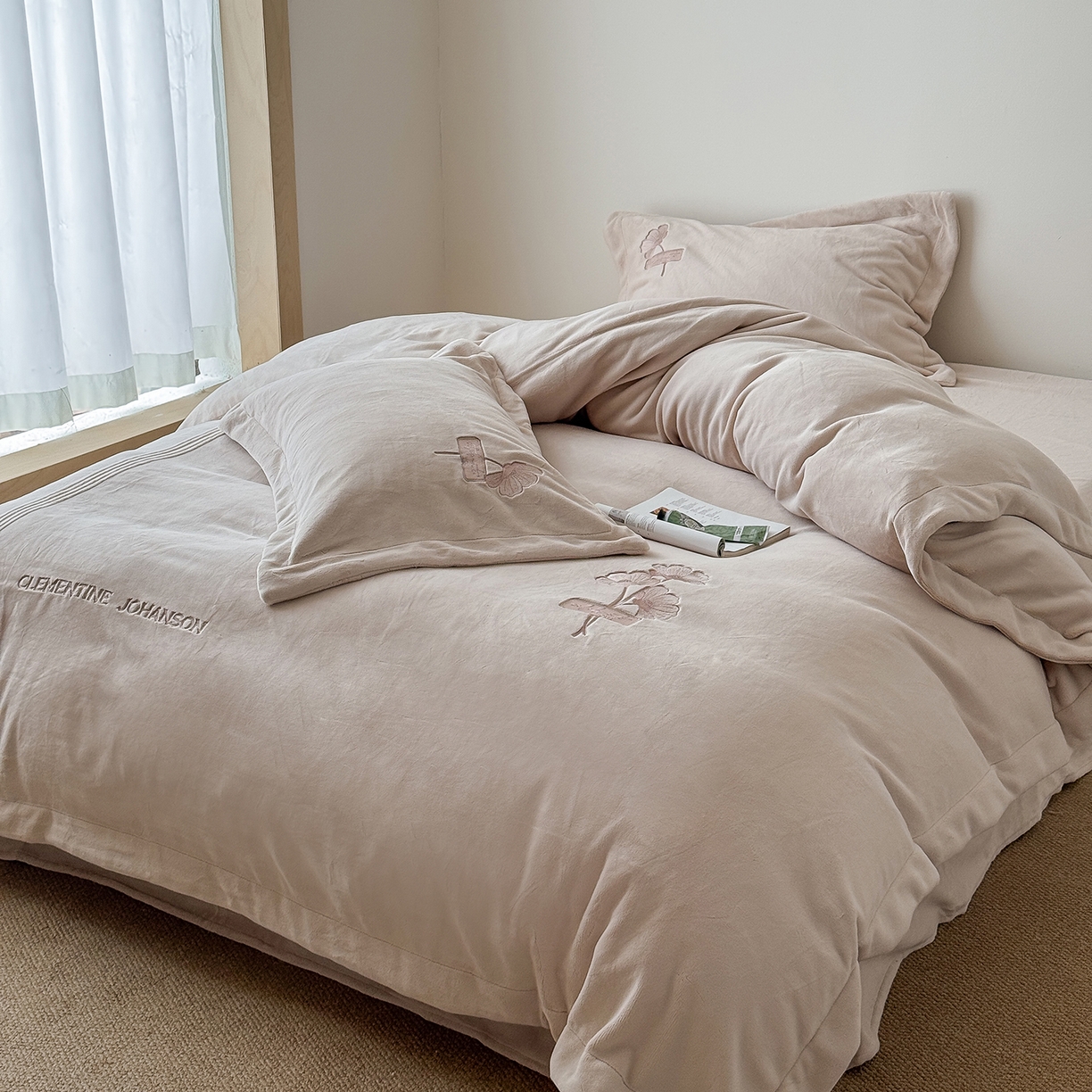 91家纺网 家纺一手货源 找家纺 玖玖爱家纺 2025新款牛奶绒加厚全工艺同色绣花四件套-银杏知秋 银杏知秋-卡其