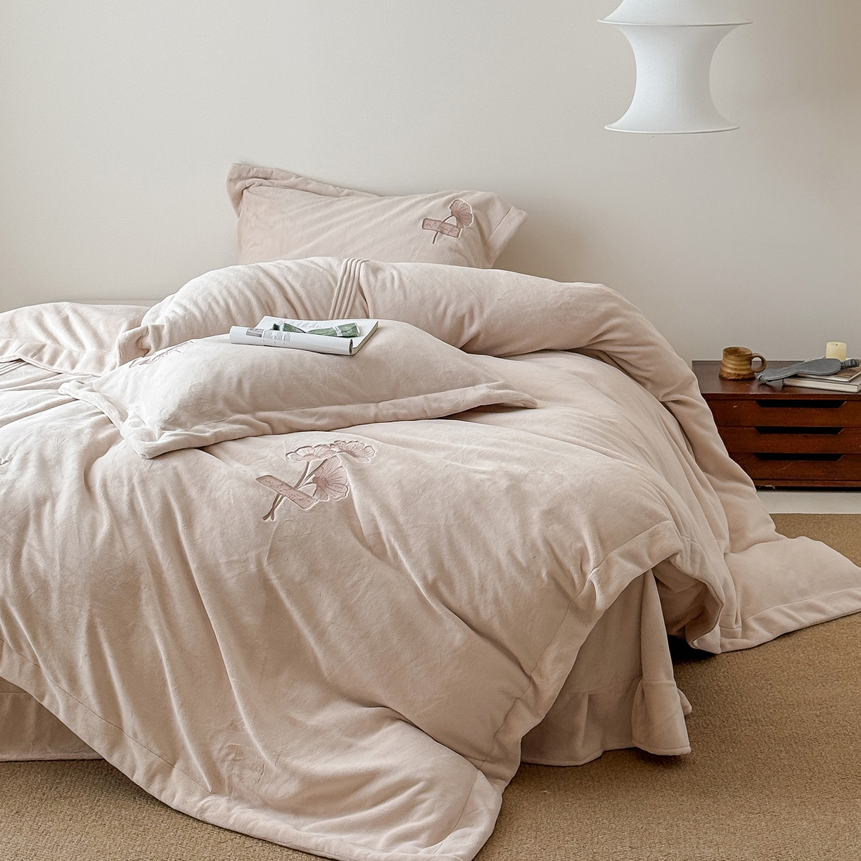 91家纺网 家纺一手货源 找家纺 玖玖爱家纺 2025新款牛奶绒加厚全工艺同色绣花四件套-银杏知秋 银杏知秋-卡其