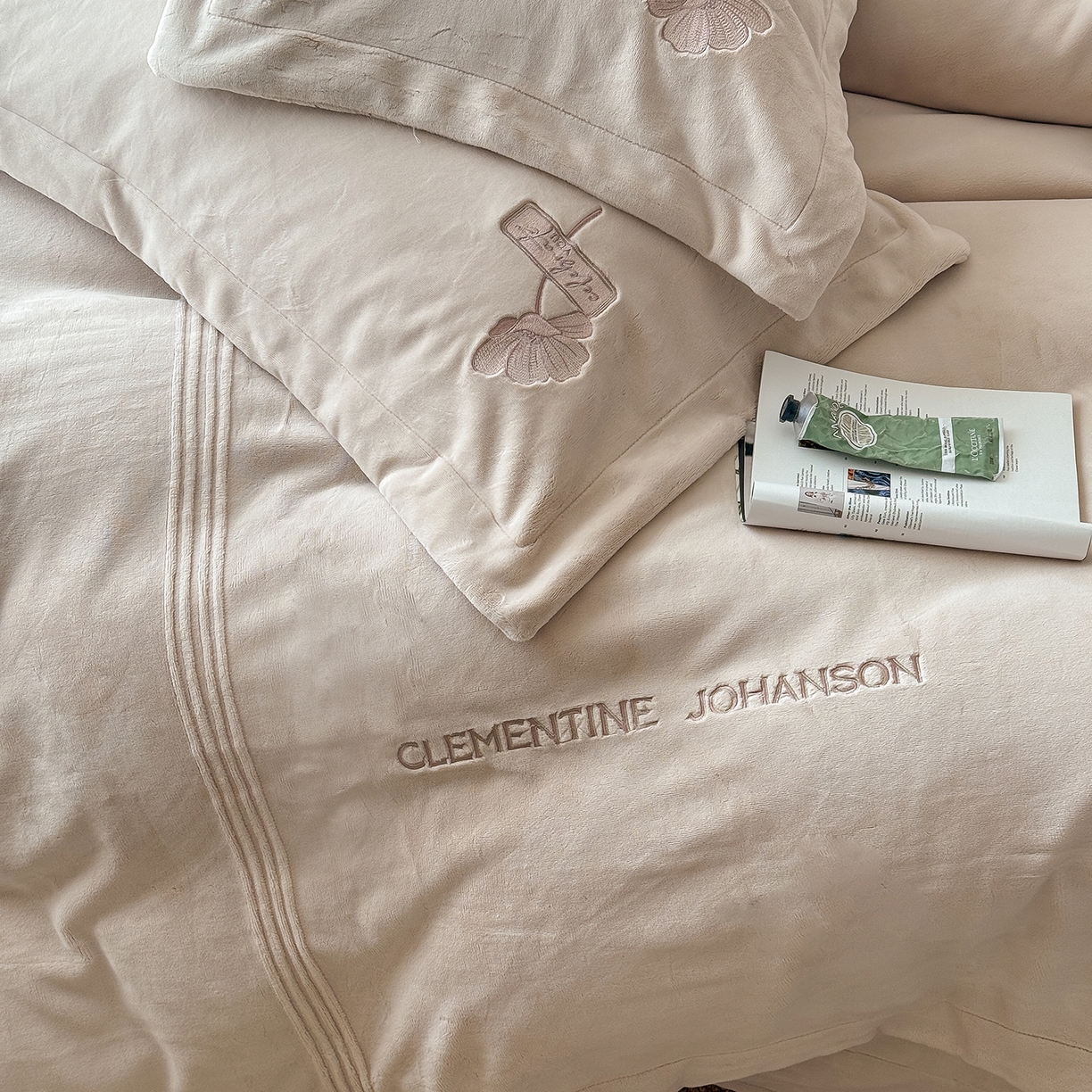 91家纺网 家纺一手货源 找家纺 玖玖爱家纺 2025新款牛奶绒加厚全工艺同色绣花四件套-银杏知秋 银杏知秋-卡其