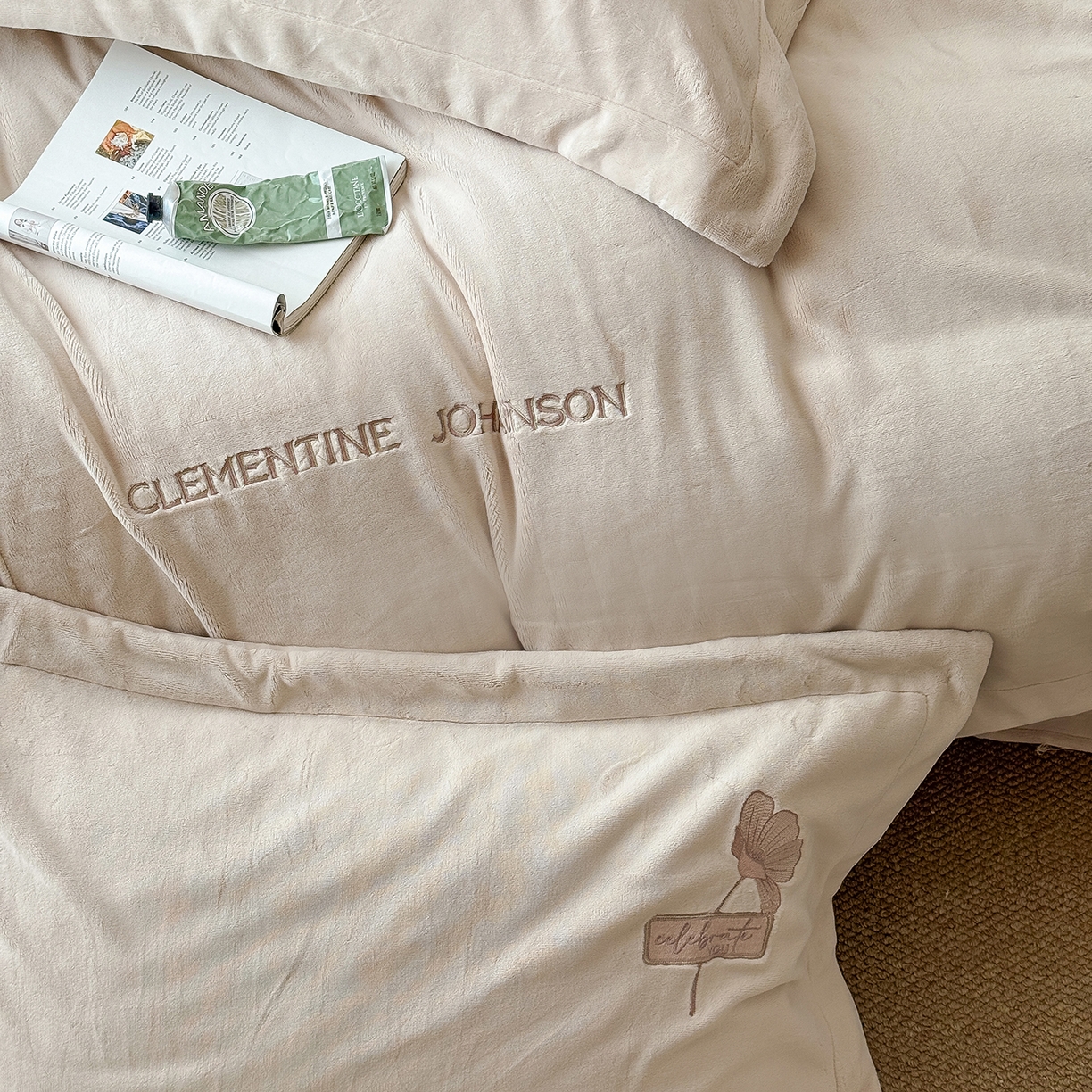 91家纺网 家纺一手货源 找家纺 玖玖爱家纺 2025新款牛奶绒加厚全工艺同色绣花四件套-银杏知秋 银杏知秋-卡其