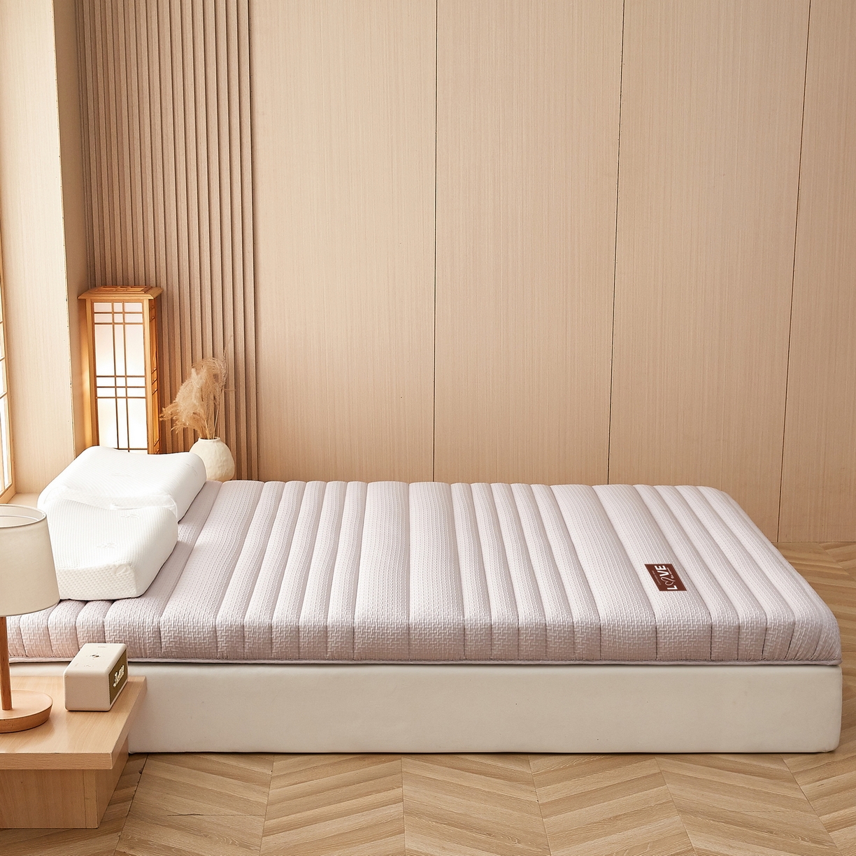 91家纺网 家纺一手货源 找家纺 鑫梦莱 2025新款针织棉床垫提花系列单边款（成人图）LOVE烫画 淡雅灰（厚约9cm）