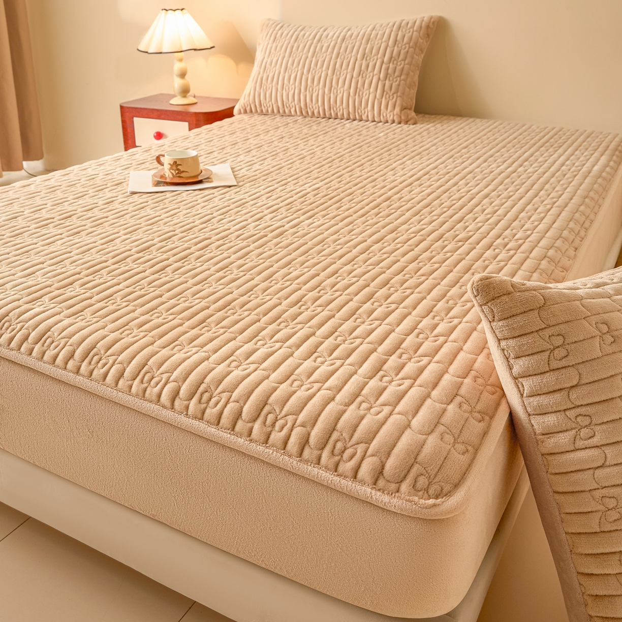 91家纺网 家纺一手货源 找家纺 Sweet dreams甜梦 2025新款A类纯色牛奶绒夹棉床笠 驼色