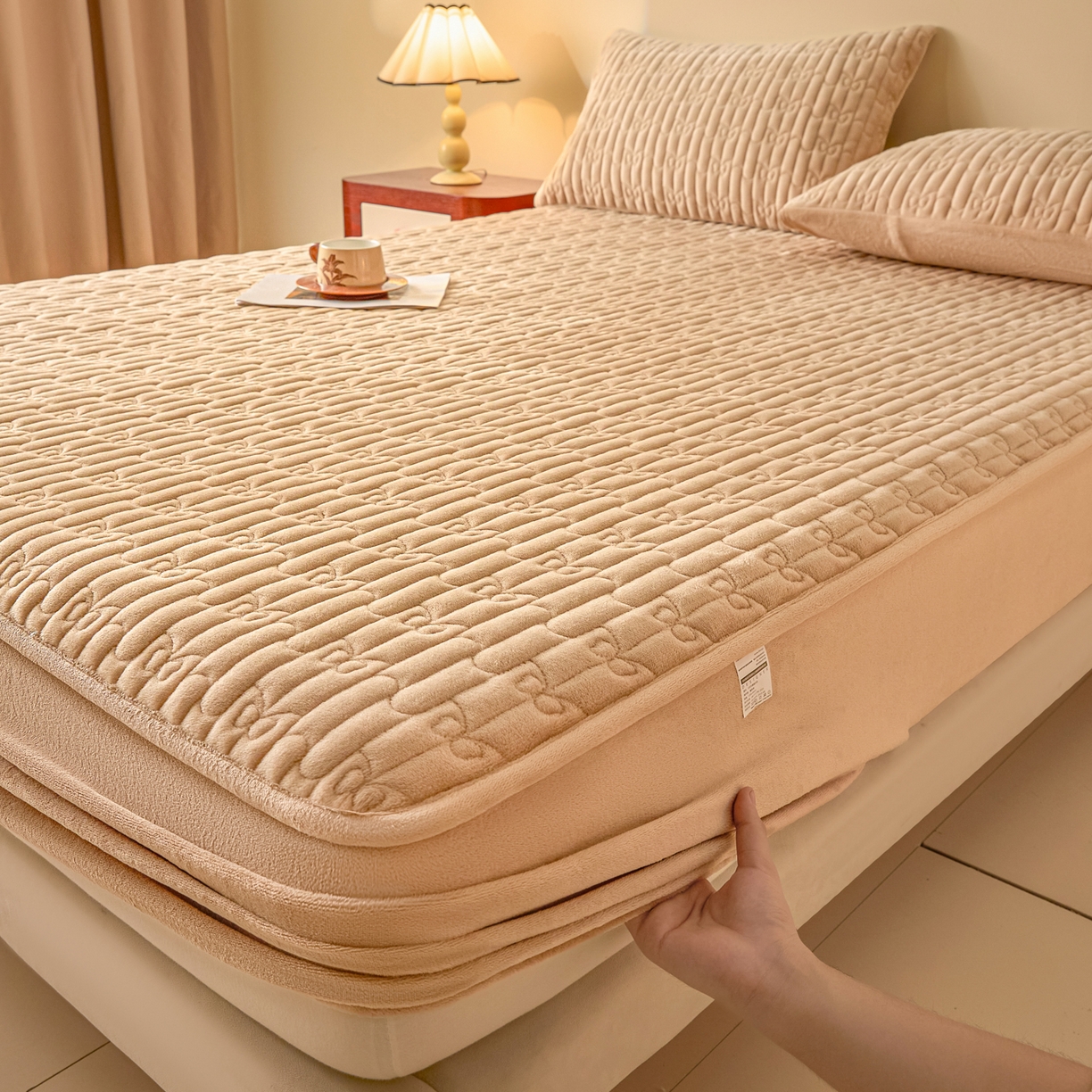 91家纺网 家纺一手货源 找家纺 Sweet dreams甜梦 2025新款A类纯色牛奶绒夹棉床笠 驼色