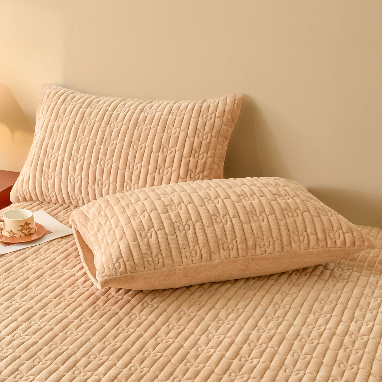 91家纺网 家纺一手货源 找家纺 Sweet dreams甜梦 2025新款A类纯色牛奶绒夹棉床笠 驼色