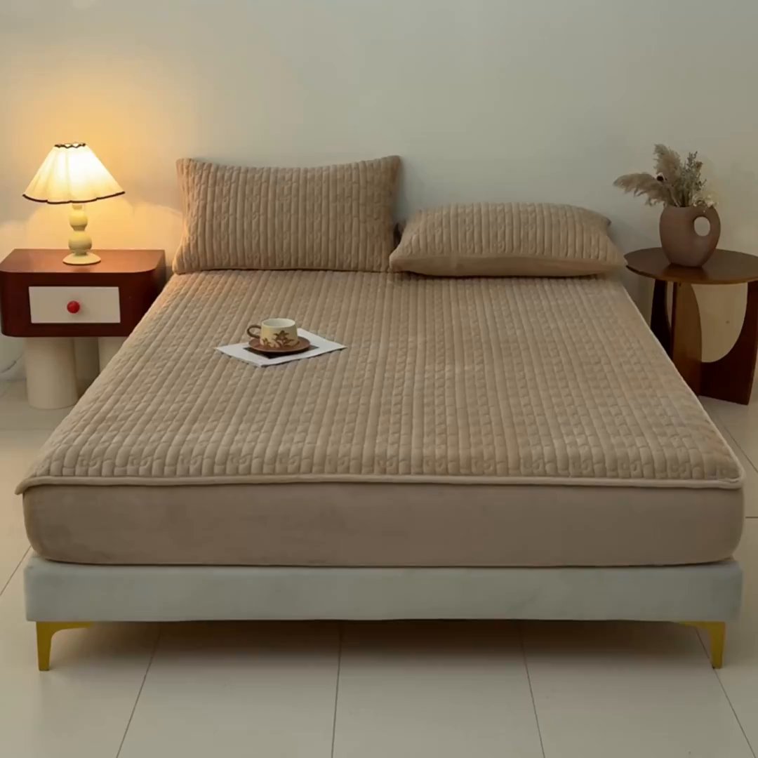 91家纺网 家纺一手货源 找家纺 Sweet dreams甜梦 2025新款A类纯色牛奶绒夹棉床笠 驼色