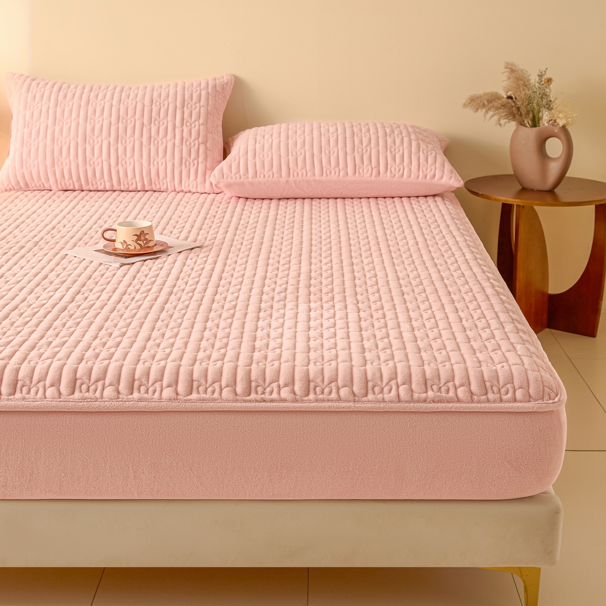 91家纺网 家纺一手货源 找家纺 Sweet dreams甜梦 2025新款A类纯色牛奶绒夹棉床笠 粉玉