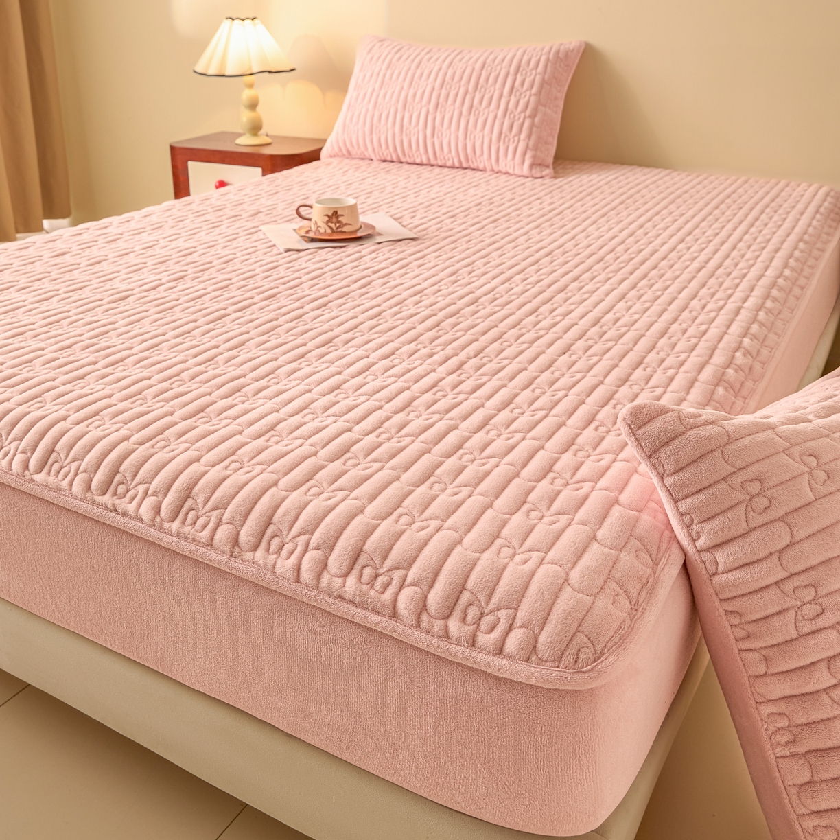 91家纺网 家纺一手货源 找家纺 Sweet dreams甜梦 2025新款A类纯色牛奶绒夹棉床笠 粉玉