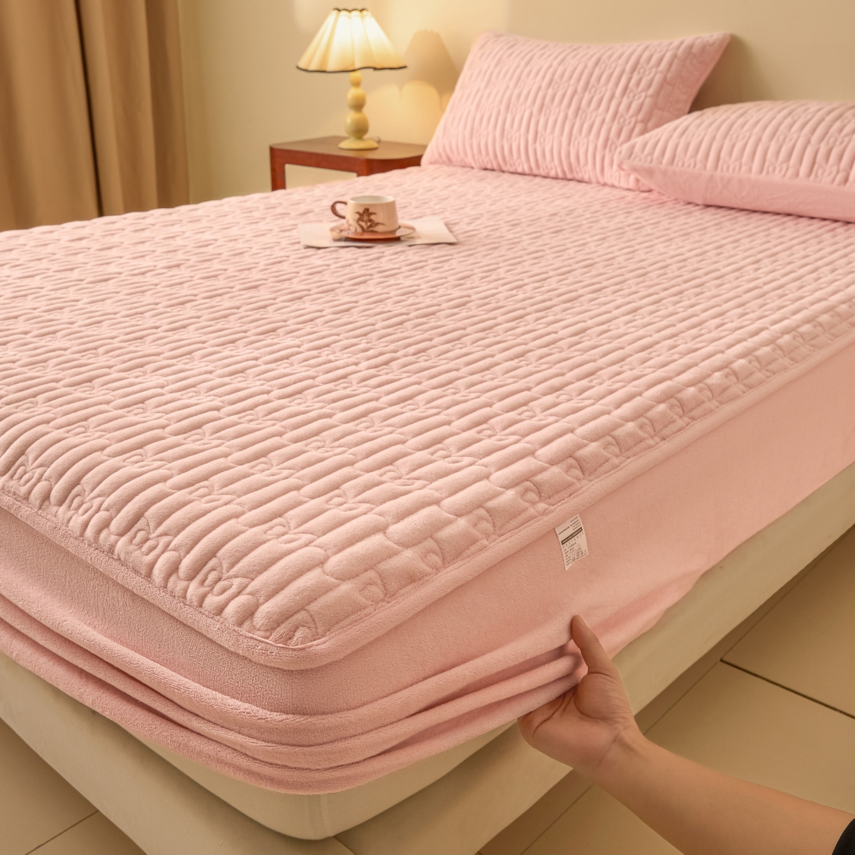 91家纺网 家纺一手货源 找家纺 Sweet dreams甜梦 2025新款A类纯色牛奶绒夹棉床笠 粉玉