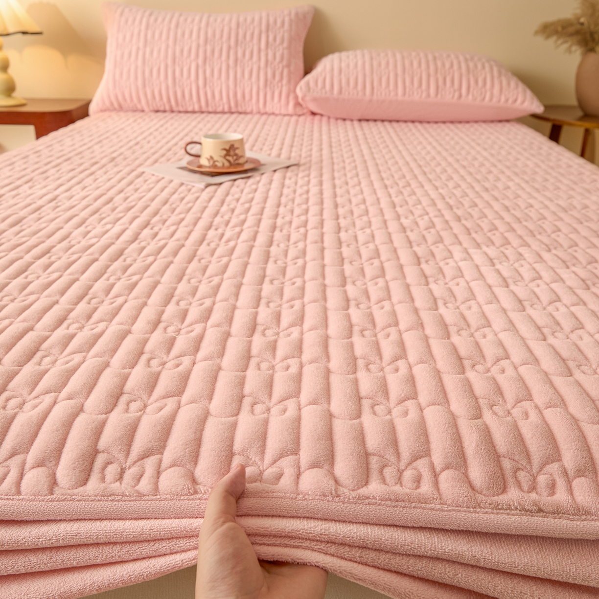 91家纺网 家纺一手货源 找家纺 Sweet dreams甜梦 2025新款A类纯色牛奶绒夹棉床笠 粉玉