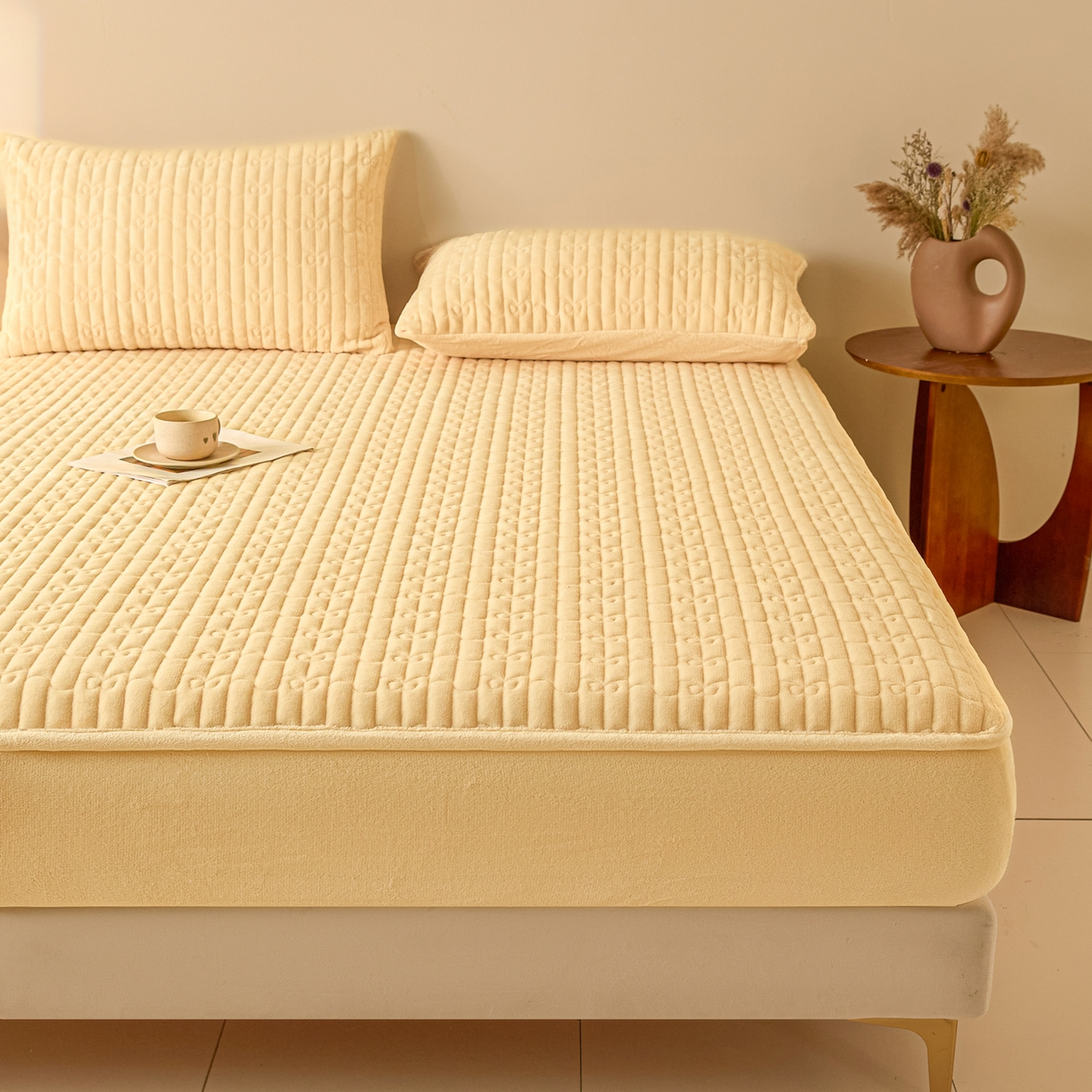 91家纺网 家纺一手货源 找家纺 Sweet dreams甜梦 2025新款A类纯色牛奶绒夹棉床笠 米黄