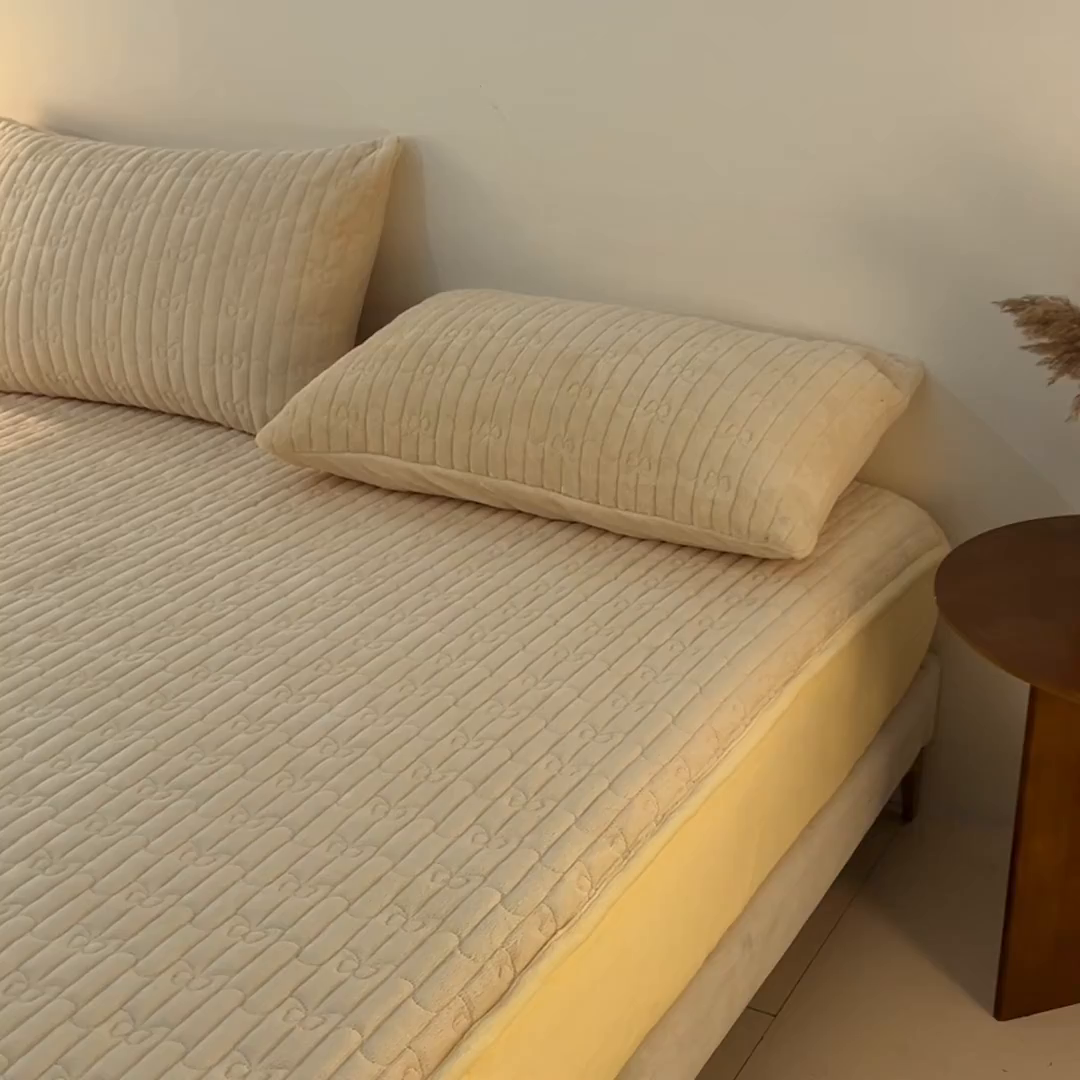 91家纺网 家纺一手货源 找家纺 Sweet dreams甜梦 2025新款A类纯色牛奶绒夹棉床笠 米黄