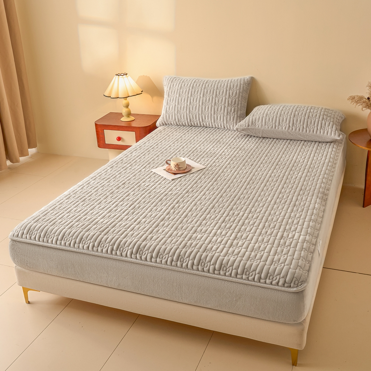 91家纺网 家纺一手货源 找家纺 Sweet dreams甜梦 2025新款A类纯色牛奶绒夹棉床笠 浅灰