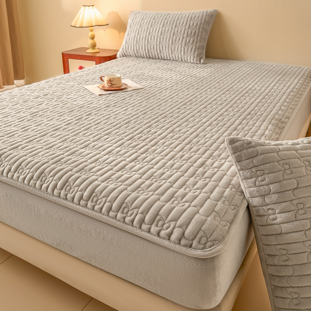 91家纺网 家纺一手货源 找家纺 Sweet dreams甜梦 2025新款A类纯色牛奶绒夹棉床笠 浅灰