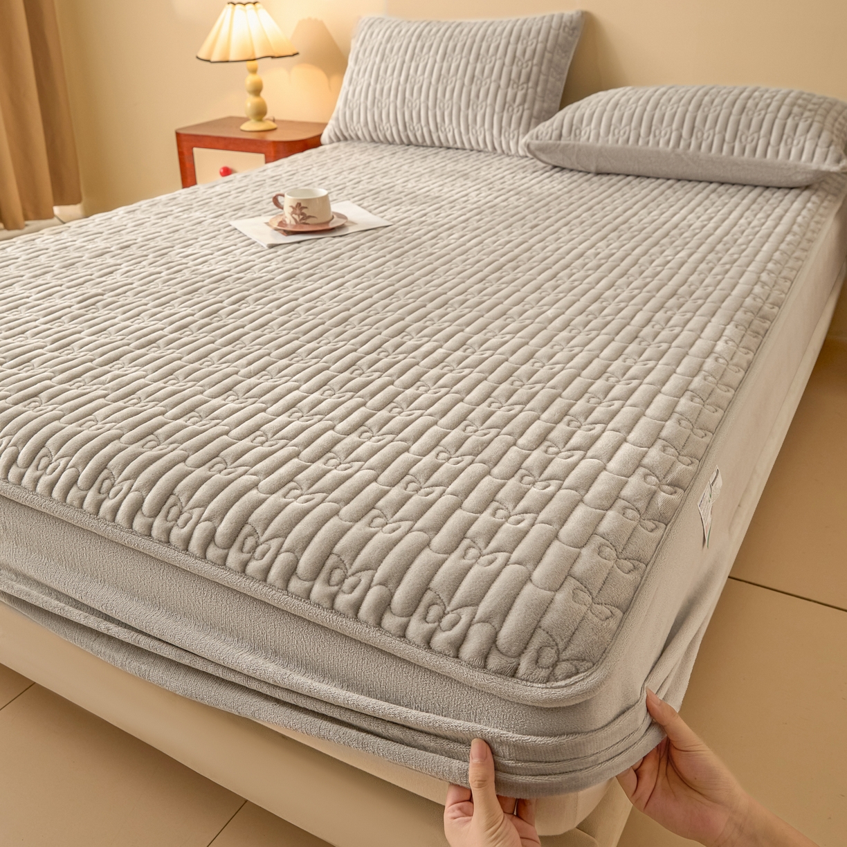 91家纺网 家纺一手货源 找家纺 Sweet dreams甜梦 2025新款A类纯色牛奶绒夹棉床笠 浅灰