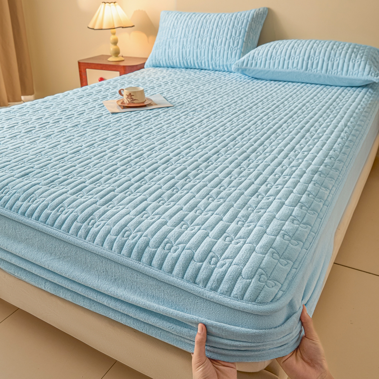 91家纺网 家纺一手货源 找家纺 Sweet dreams甜梦 2025新款A类纯色牛奶绒夹棉床笠 天蓝