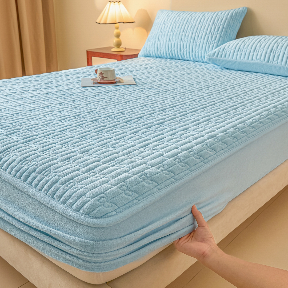 91家纺网 家纺一手货源 找家纺 Sweet dreams甜梦 2025新款A类纯色牛奶绒夹棉床笠 天蓝