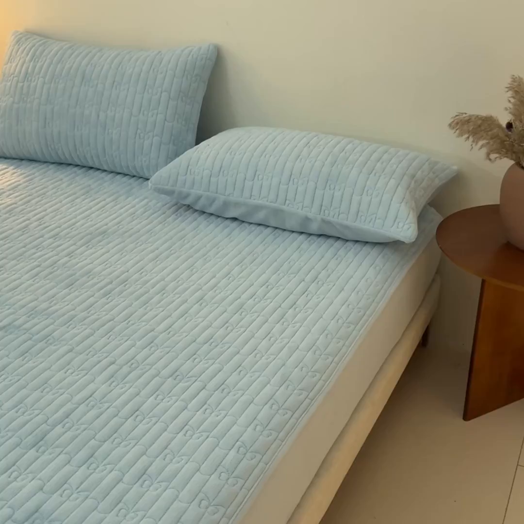 91家纺网 家纺一手货源 找家纺 Sweet dreams甜梦 2025新款A类纯色牛奶绒夹棉床笠 天蓝