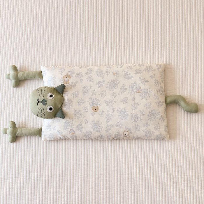 91家纺网 家纺一手货源 找家纺 北鸣有鱼枕芯馆 2025新款全棉双层纱漫画家系列荞麦枕-胡须猫 胡须猫-白日梦蓝