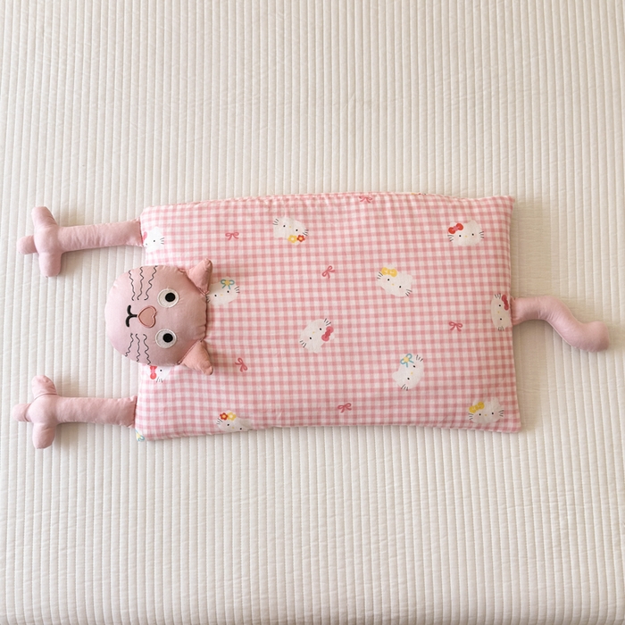 91家纺网 家纺一手货源 找家纺 北鸣有鱼枕芯馆 2025新款全棉双层纱漫画家系列荞麦枕-胡须猫 胡须猫-小猫日记