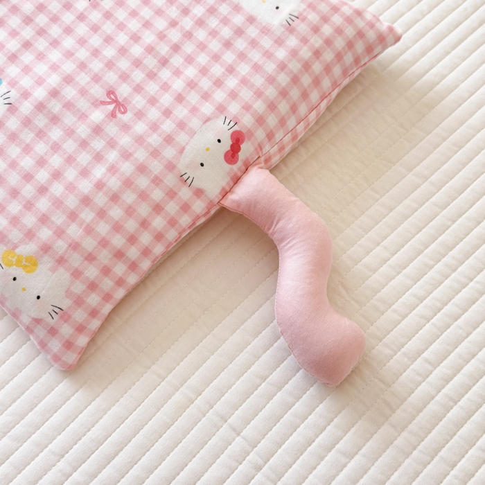 91家纺网 家纺一手货源 找家纺 北鸣有鱼枕芯馆 2025新款全棉双层纱漫画家系列荞麦枕-胡须猫 胡须猫-小猫日记