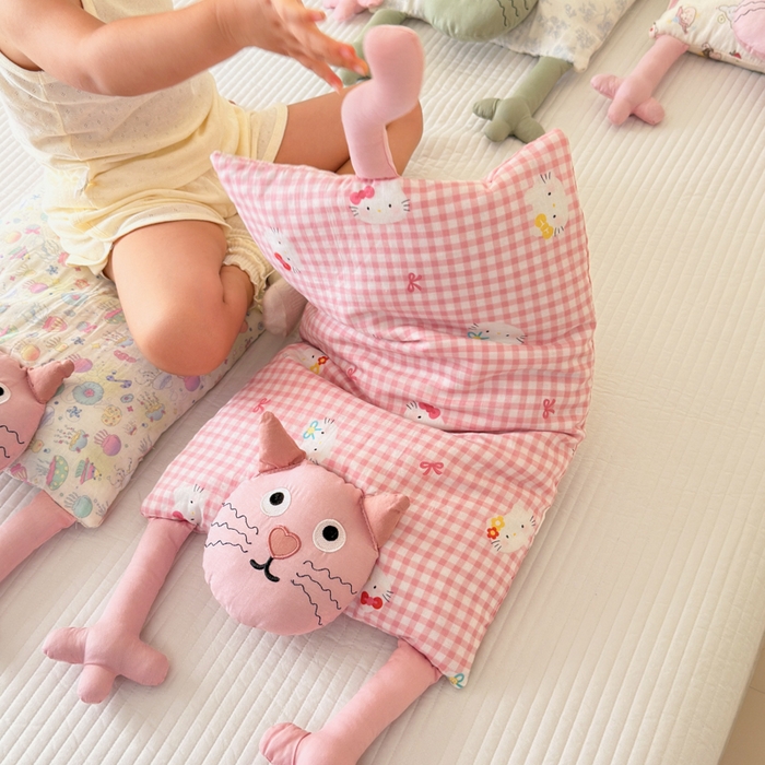 91家纺网 家纺一手货源 找家纺 北鸣有鱼枕芯馆 2025新款全棉双层纱漫画家系列荞麦枕-胡须猫 胡须猫-小猫日记