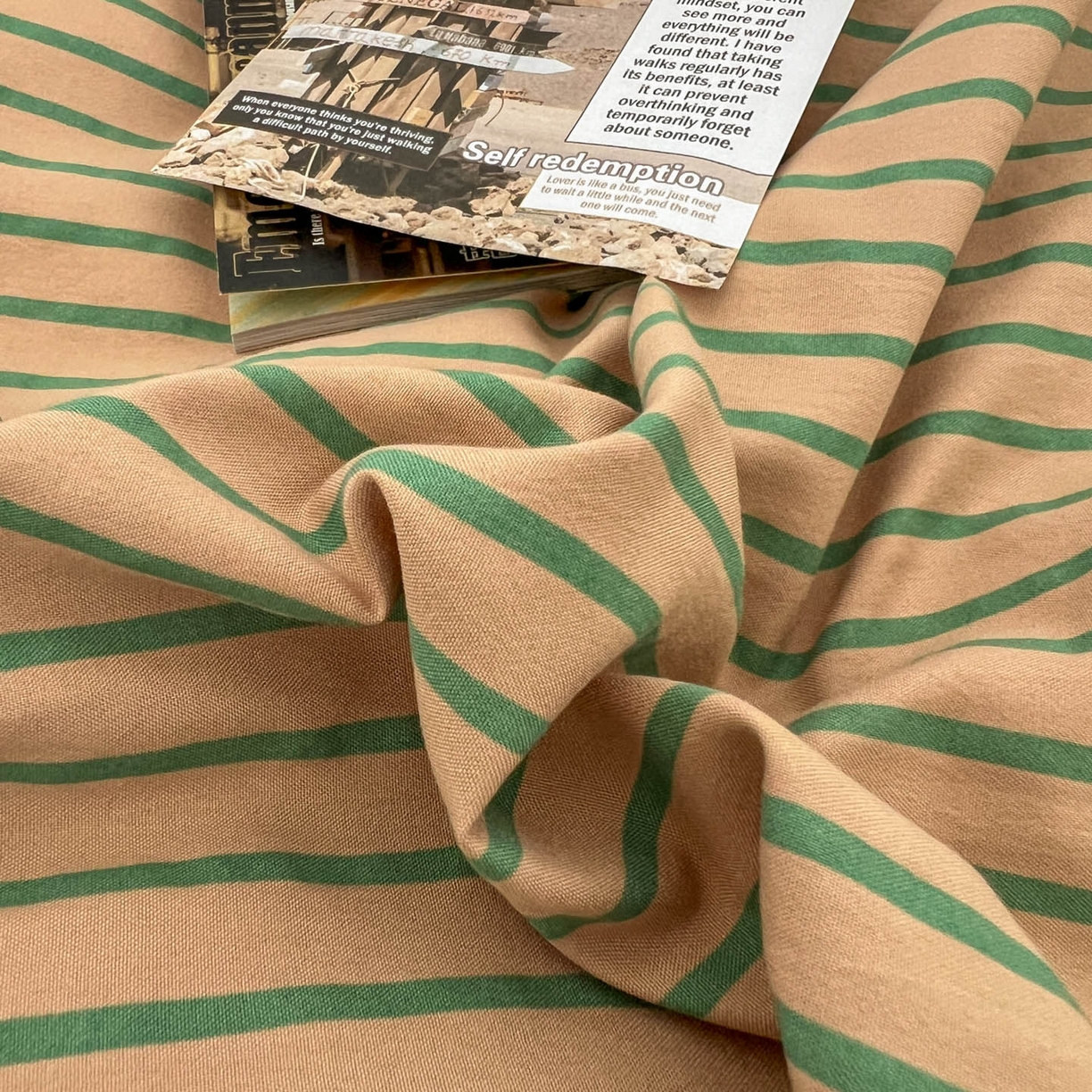 91家纺网 家纺一手货源 找家纺 优选 2025新款韩式无印风水洗棉拼色学生三件套床单床笠款四件套 条纹卡其+深红