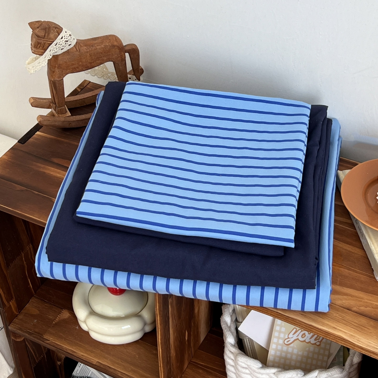 91家纺网 家纺一手货源 找家纺 优选 2025新款韩式无印风水洗棉拼色学生三件套床单床笠款四件套 条纹海洋蓝+深蓝