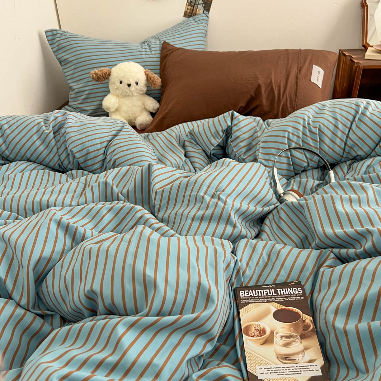 91家纺网 家纺一手货源 找家纺 优选 2025新款韩式无印风水洗棉拼色学生三件套床单床笠款四件套 条纹水蓝+咖啡