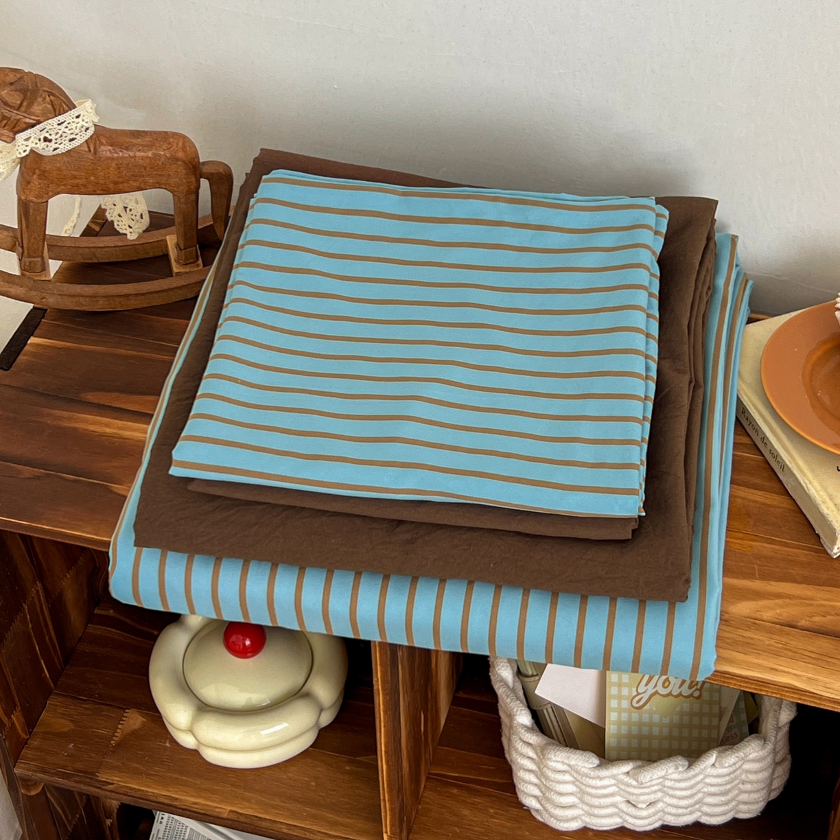 91家纺网 家纺一手货源 找家纺 优选 2025新款韩式无印风水洗棉拼色学生三件套床单床笠款四件套 条纹水蓝+咖啡