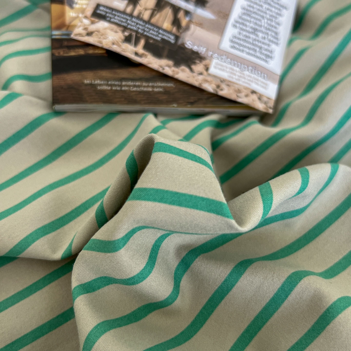 91家纺网 家纺一手货源 找家纺 优选 2025新款韩式无印风水洗棉拼色学生三件套床单床笠款四件套 条纹抹茶绿+酱紫