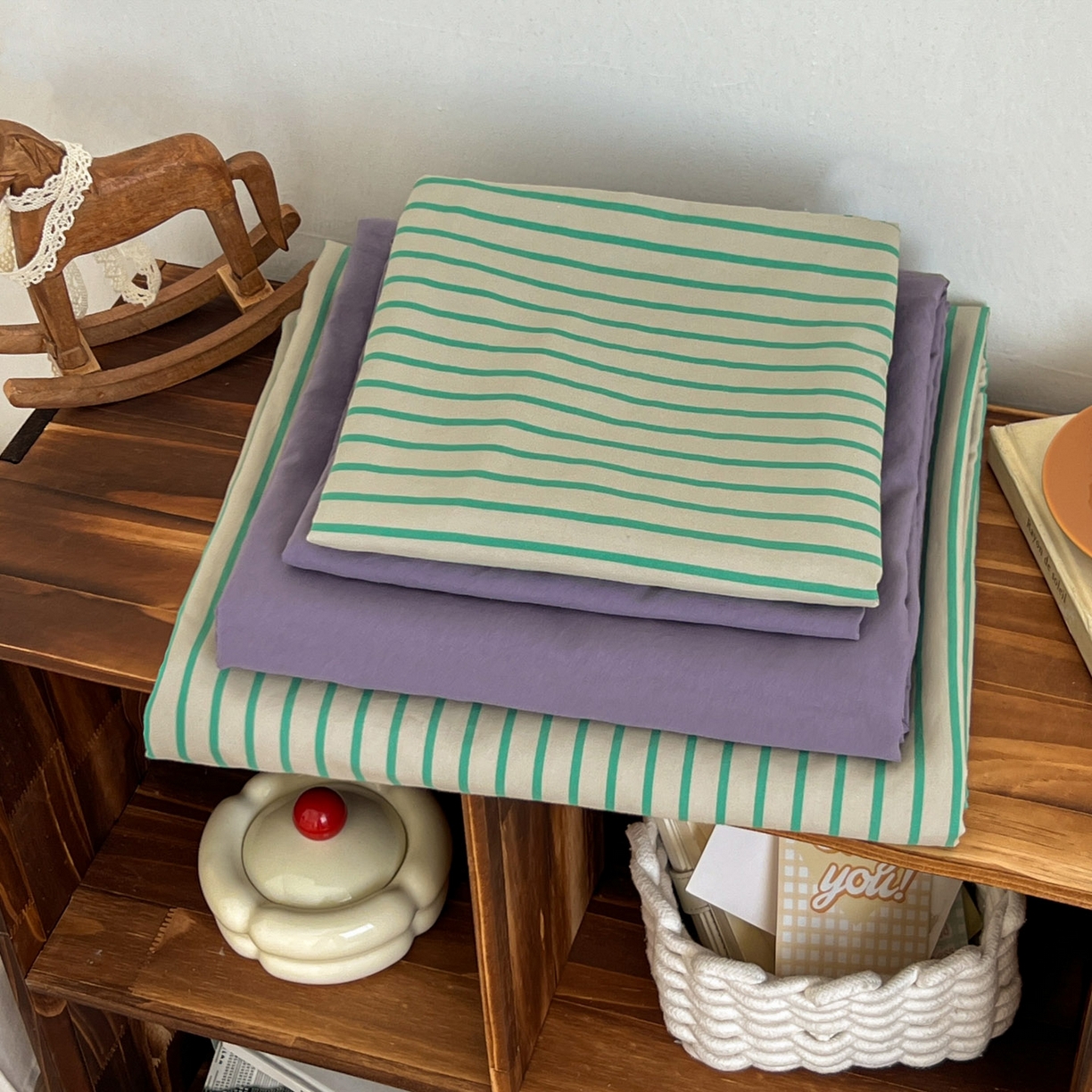 91家纺网 家纺一手货源 找家纺 优选 2025新款韩式无印风水洗棉拼色学生三件套床单床笠款四件套 条纹抹茶绿+酱紫