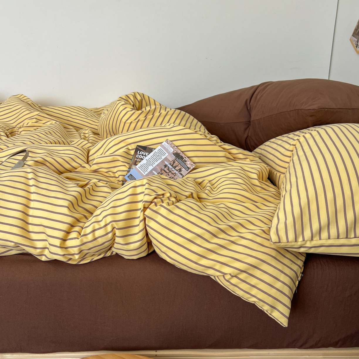 91家纺网 家纺一手货源 找家纺 优选良品 2025新款韩式无印风水洗棉拼色学生三件套床单床笠款四件套 条纹柠檬黄+咖啡