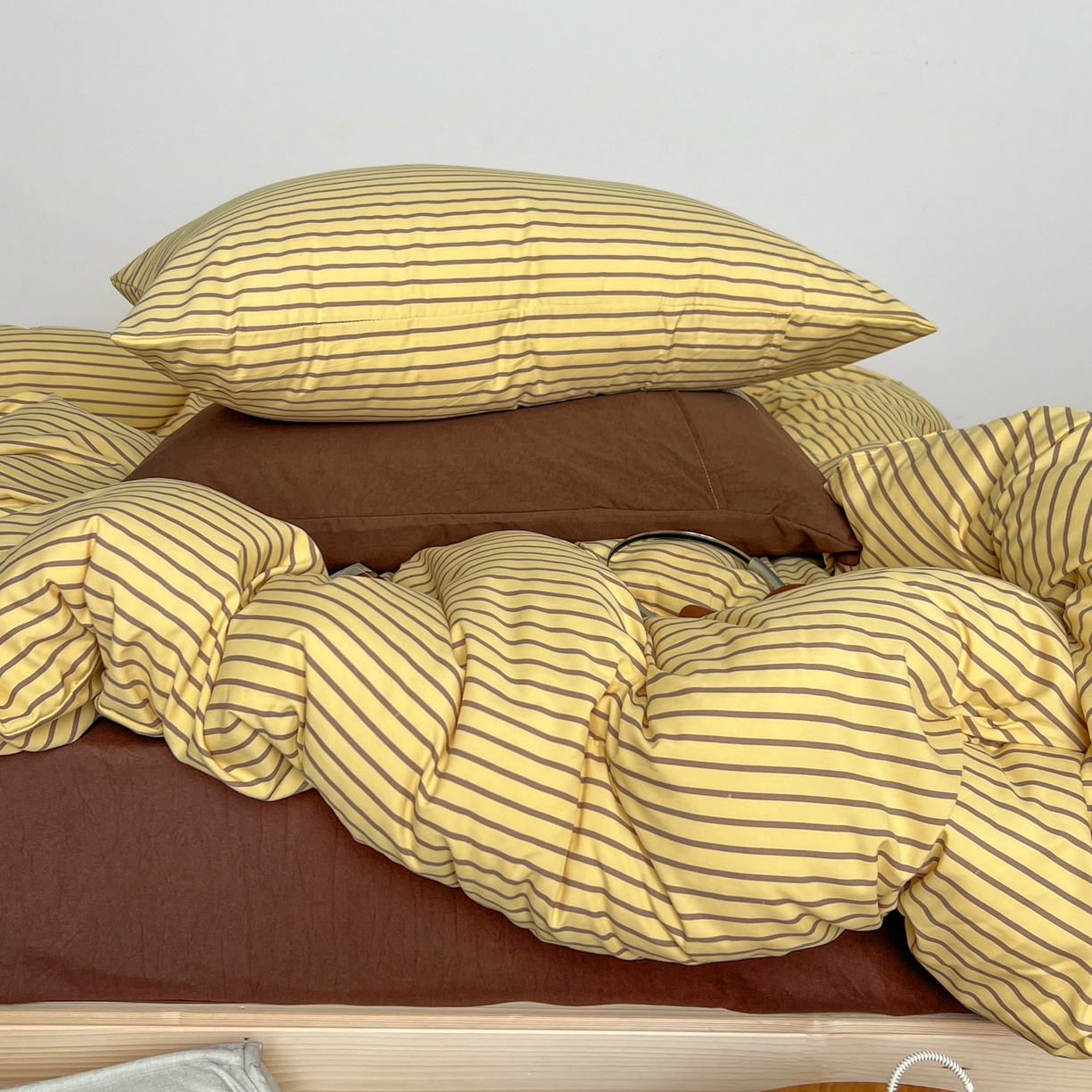 91家纺网 家纺一手货源 找家纺 优选良品 2025新款韩式无印风水洗棉拼色学生三件套床单床笠款四件套 条纹柠檬黄+咖啡