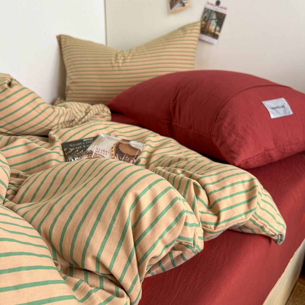 91家纺网 家纺一手货源 找家纺 优选良品 2025新款韩式无印风水洗棉拼色学生三件套床单床笠款四件套 条纹卡其+深红