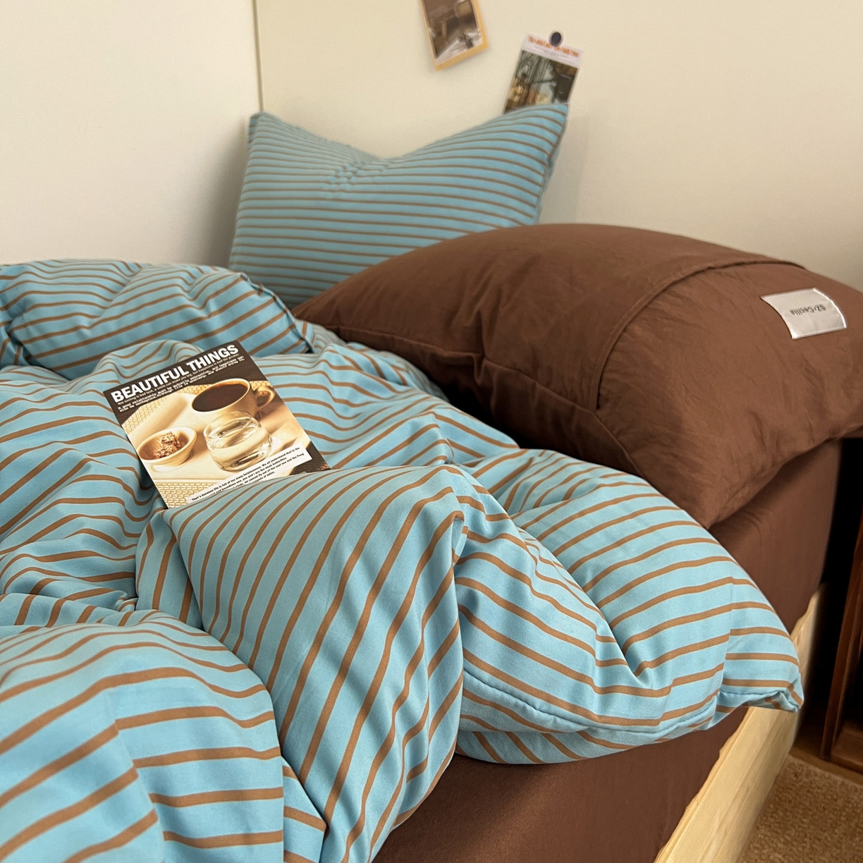 91家纺网 家纺一手货源 找家纺 优选良品 2025新款韩式无印风水洗棉拼色学生三件套床单床笠款四件套 条纹水蓝+咖啡