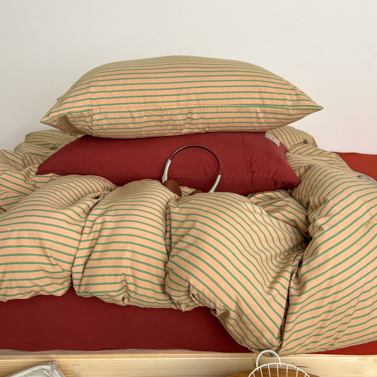 91家纺网 家纺一手货源 找家纺 优选良品 2025新款韩式无印风水洗棉拼色学生三件套床单床笠款四件套 条纹卡其+深红