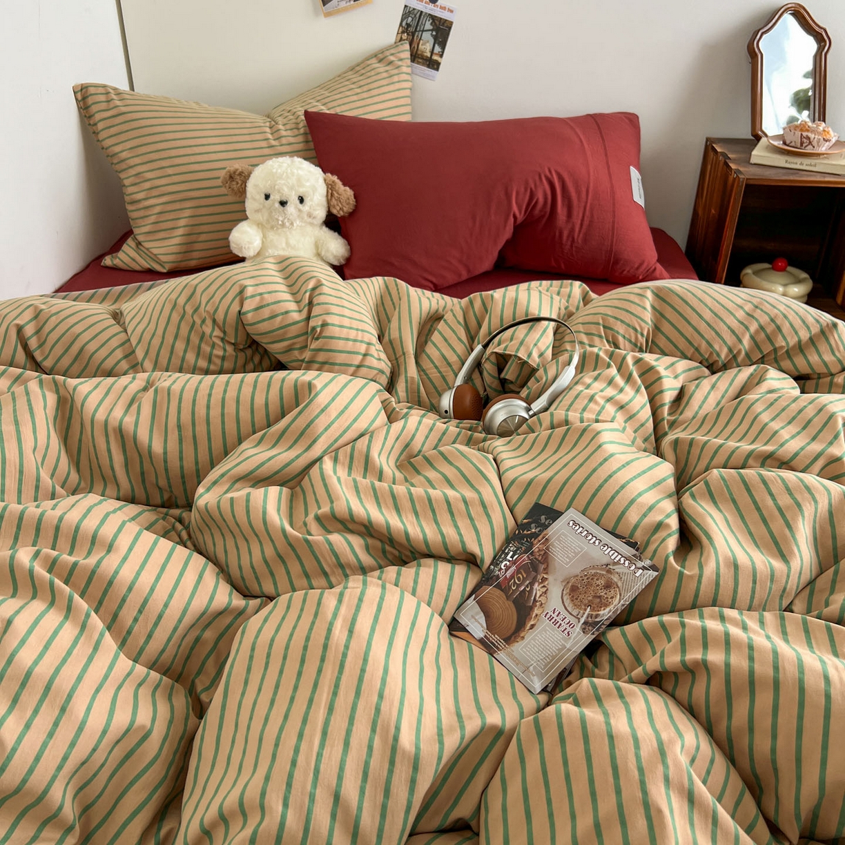 91家纺网 家纺一手货源 找家纺 优选良品 2025新款韩式无印风水洗棉拼色学生三件套床单床笠款四件套 条纹卡其+深红