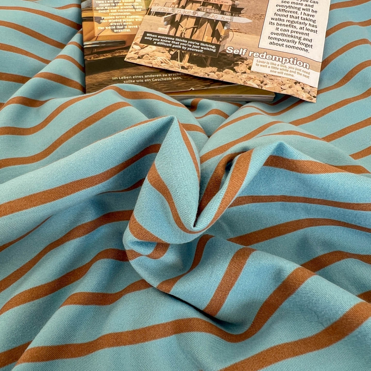 91家纺网 家纺一手货源 找家纺 优选良品 2025新款韩式无印风水洗棉拼色学生三件套床单床笠款四件套 条纹水蓝+咖啡