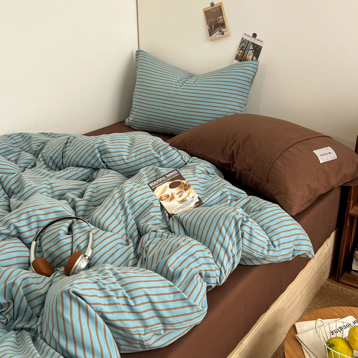 91家纺网 家纺一手货源 找家纺 优选良品 2025新款韩式无印风水洗棉拼色学生三件套床单床笠款四件套 条纹水蓝+咖啡