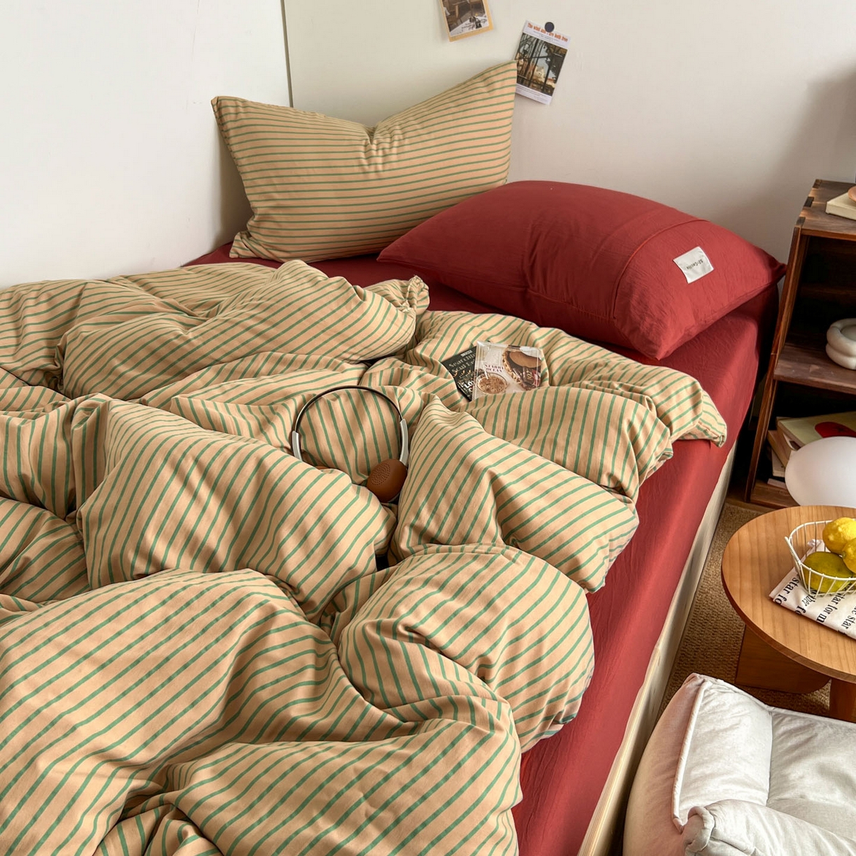 91家纺网 家纺一手货源 找家纺 优选良品 2025新款韩式无印风水洗棉拼色学生三件套床单床笠款四件套 条纹卡其+深红