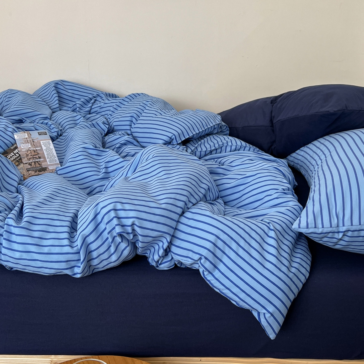 91家纺网 家纺一手货源 找家纺 优选良品 2025新款韩式无印风水洗棉拼色学生三件套床单床笠款四件套 条纹海洋蓝+深蓝