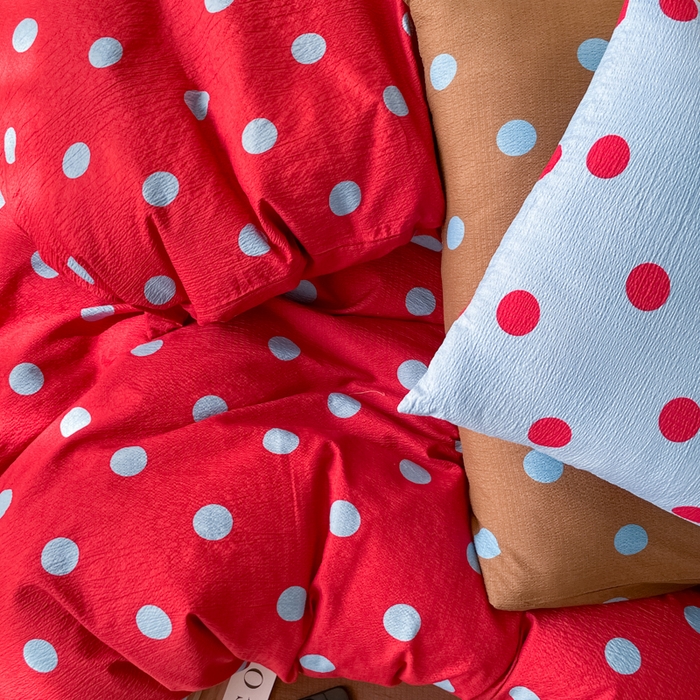 91家纺网 家纺一手货源 找家纺 阿曼达 2025新款水洗亲肤波点纯色拼色撞色可盐可甜复古氛围感四件套 波点-红