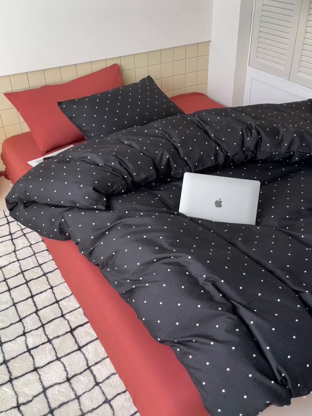 91家纺网 家纺一手货源 找家纺 阿曼达 2025新款水洗亲肤波点纯色拼色撞色可盐可甜复古氛围感四件套 波点-黑