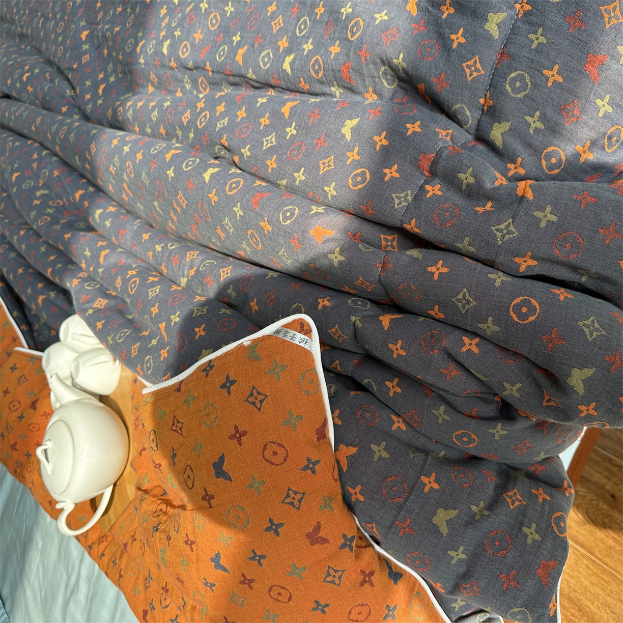 91家纺网 家纺一手货源 找家纺 睡棉坊 2025新款全棉色织提花双层纱春秋被芯冬被 絮语朦胧