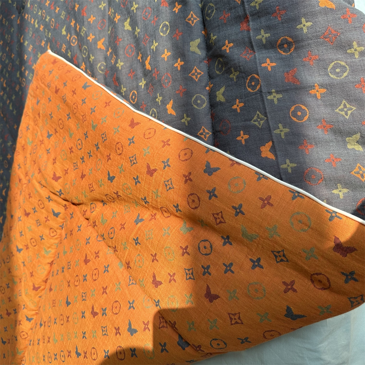 91家纺网 家纺一手货源 找家纺 睡棉坊 2025新款全棉色织提花双层纱春秋被芯冬被 絮语朦胧