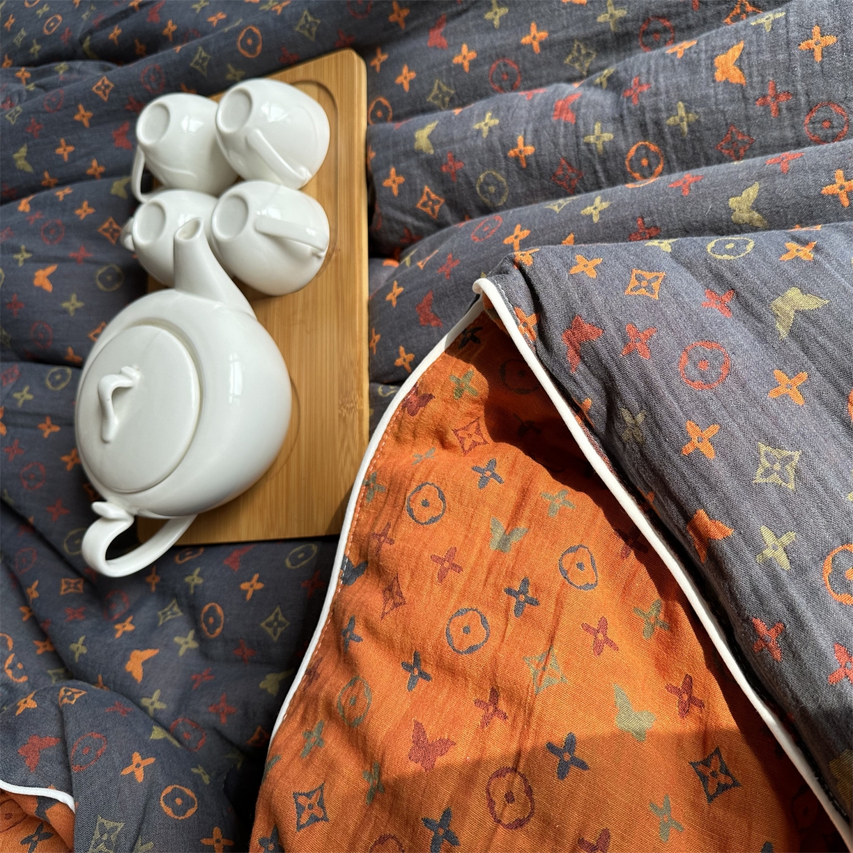 91家纺网 家纺一手货源 找家纺 睡棉坊 2025新款全棉色织提花双层纱春秋被芯冬被 絮语朦胧