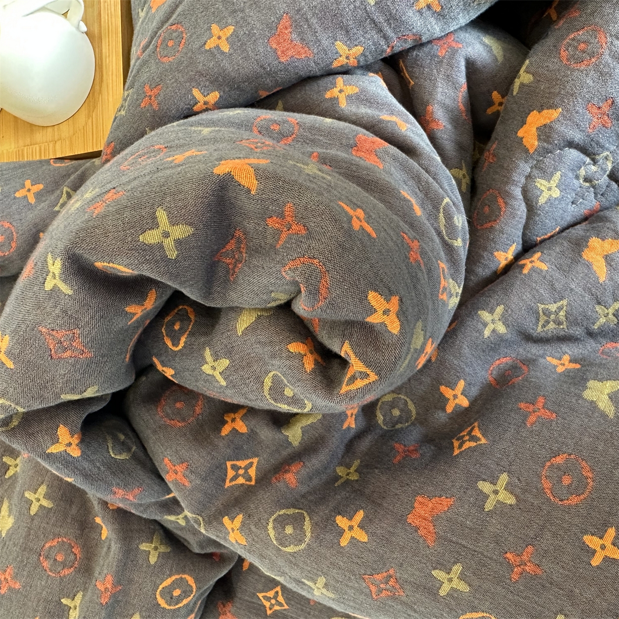 91家纺网 家纺一手货源 找家纺 睡棉坊 2025新款全棉色织提花双层纱春秋被芯冬被 絮语朦胧